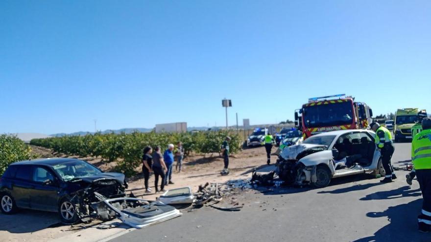 Atrapado en su coche tras estrellarse de frente contra otro automóvil en una carretera de Torre Pacheco