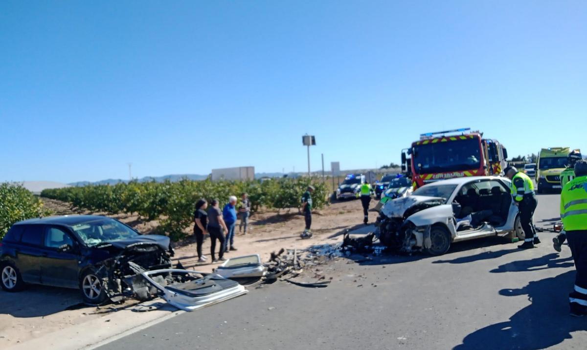 Atrapado en su coche tras estrellarse de frente contra otro automóvil en una carretera de Torre Pacheco.
