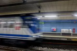 Metro de Madrid presenta una denuncia contra un joven que difundió un vídeo colgado del último vagón