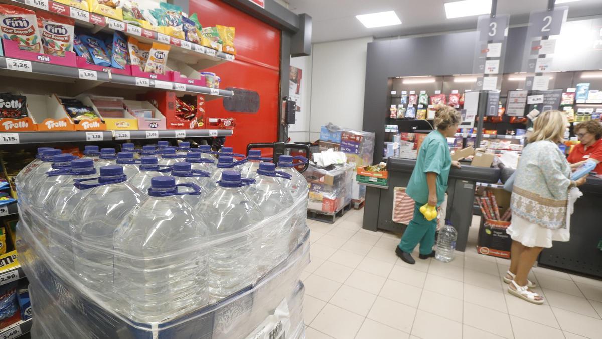 Varias garrafas de agua en un supermercado de Tarazona, la semana pasada.