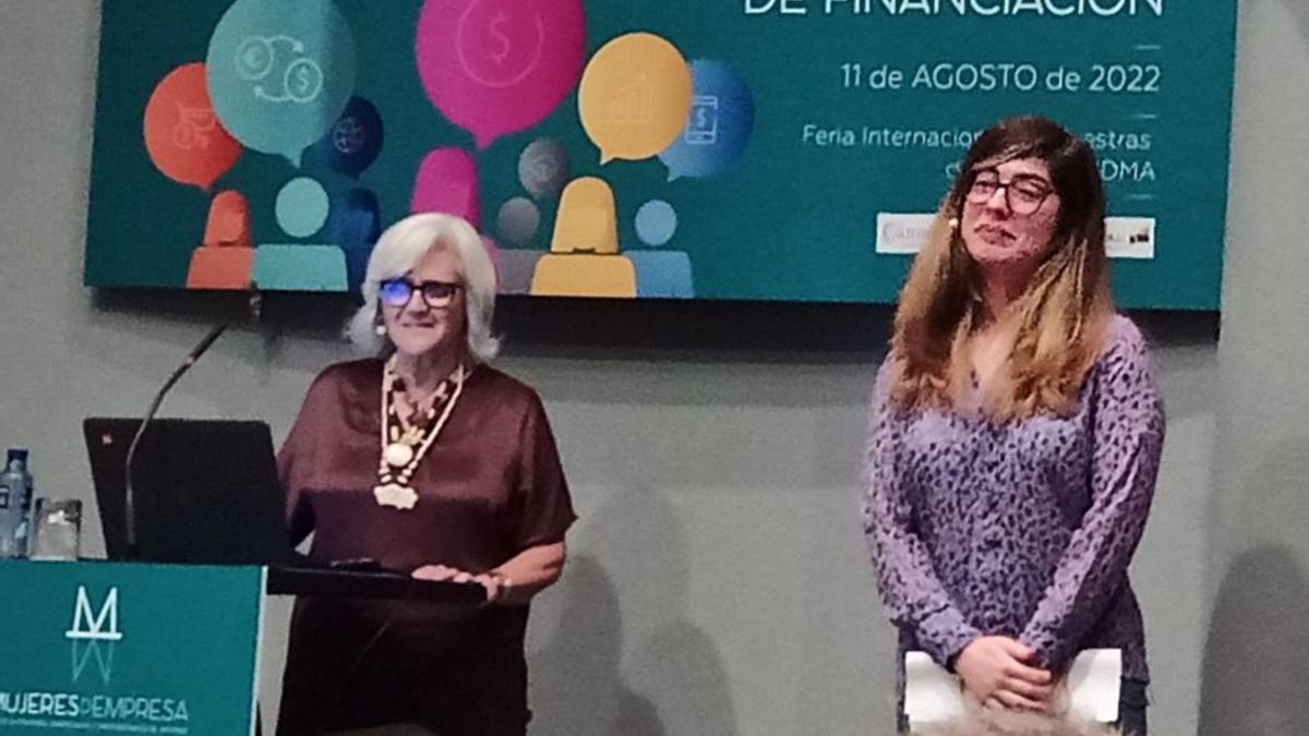 Por la izquierda, Charo Gómez y Nereira González, en la charla «Hablemos de un lenguaje más financiero», ayer, en la FIDMA. 