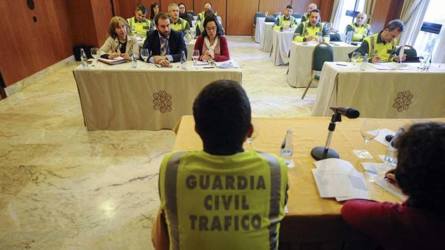 Los jefes provinciales de la DGT y responsables de la Guardia Civil de Tráfico, ayer en Laias.  // Brais Lorenzo