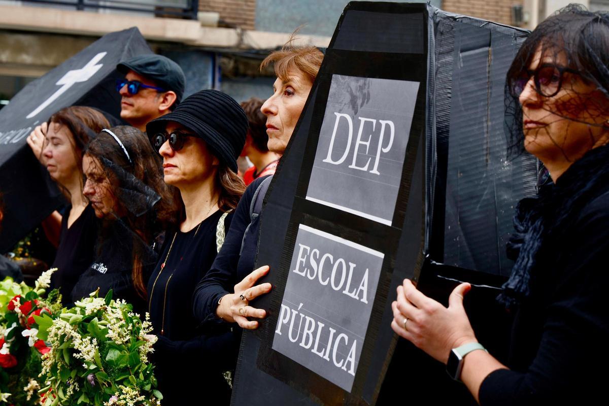 La comitiva fúnebre por la "muerte" de la educación pública que, a modo de reivindicación, encabezaba la marcha