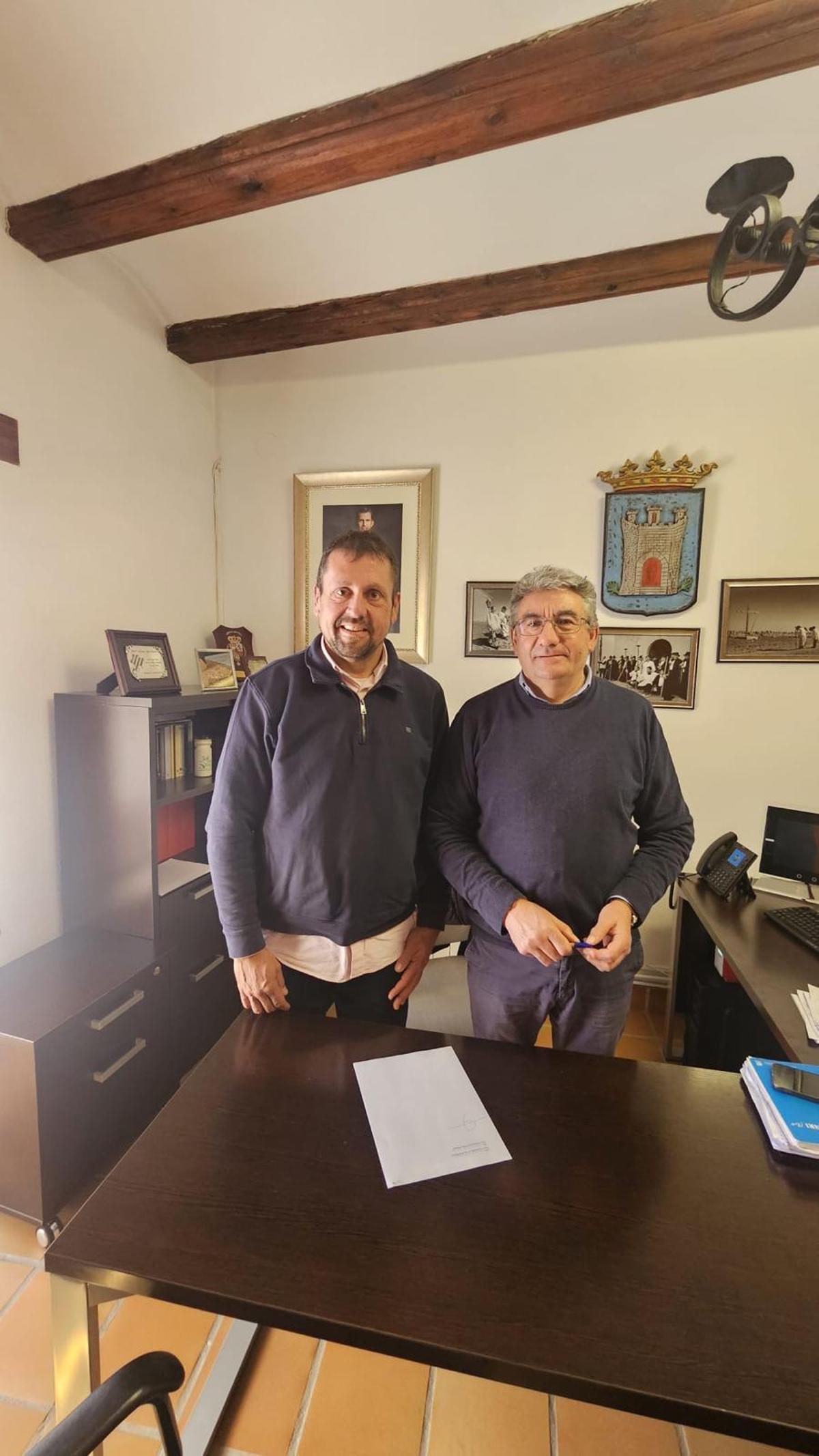 Foto de archivo de la firma del acuerdo, con el alcalde de Portell, Álvaro Ferrer (d).