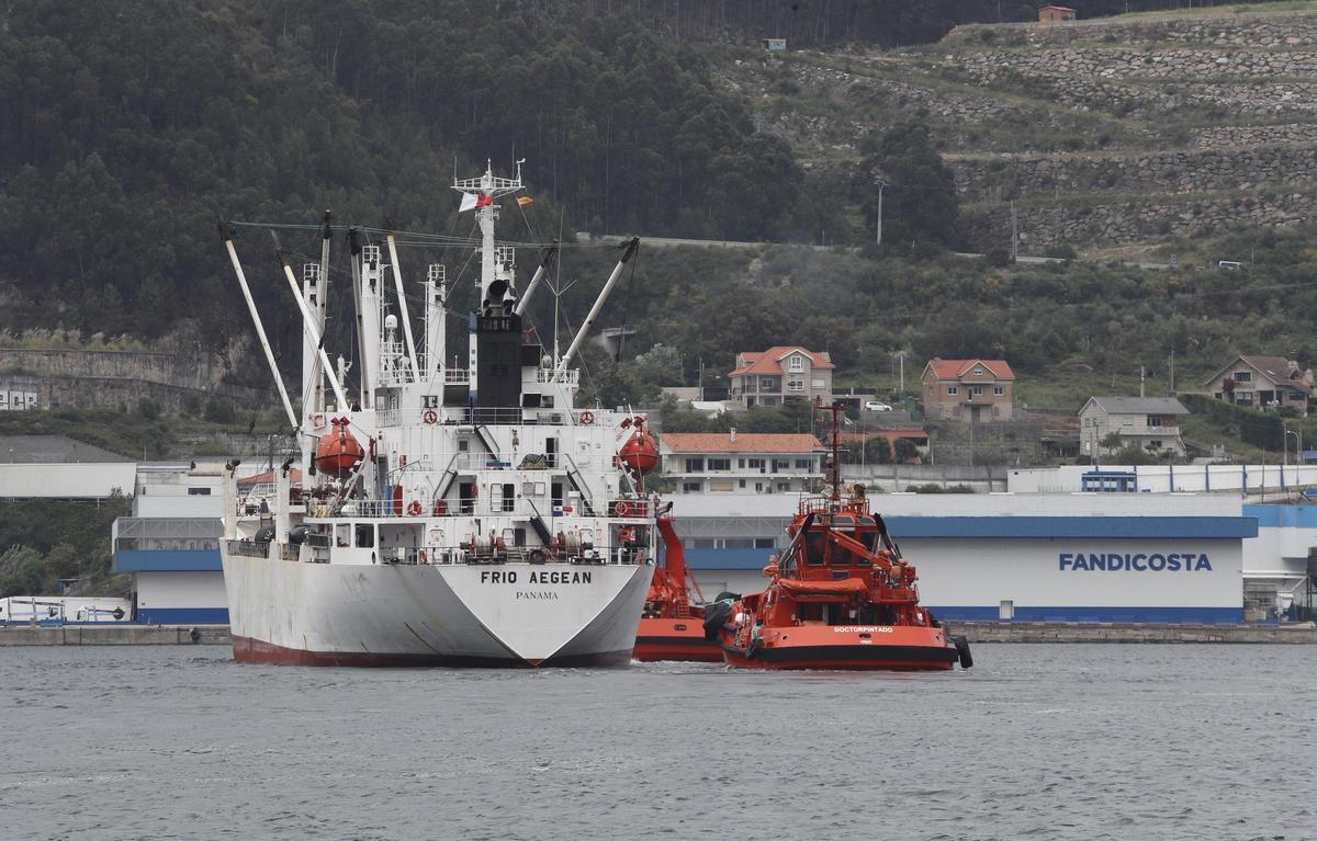 Barcos aproximándose al muelle de Fandicosta en Domaio (Moaña).
