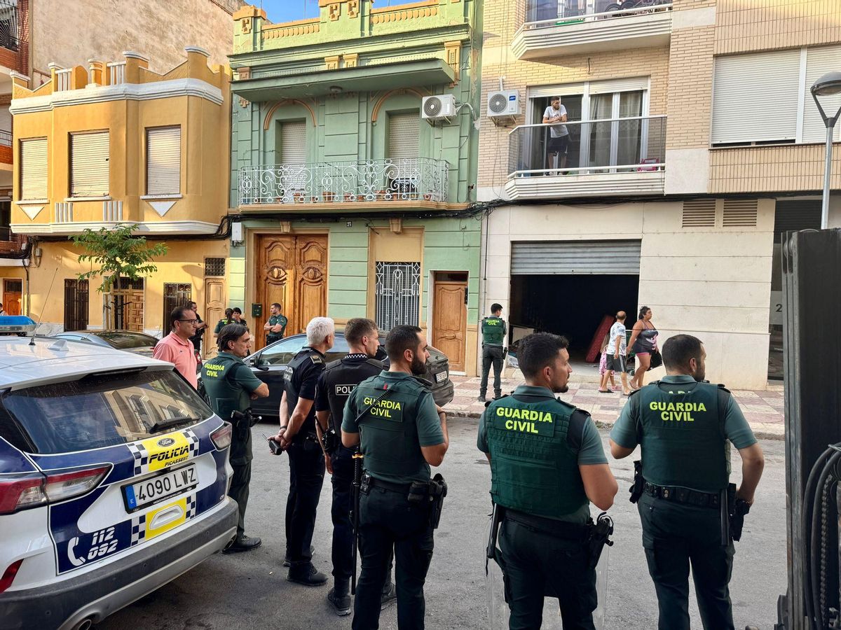 Las autoridades presentes en el trabajo de tapiado del bajo