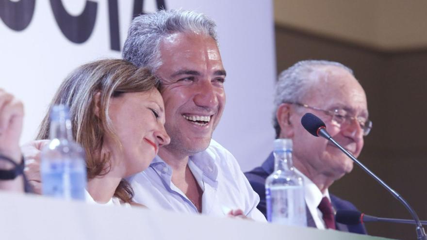 Elías Bendodo y Patricia Navarro se abrazan espontáneamente durante una reciente reunión del PP de Málaga. | ÁLEX ZEA