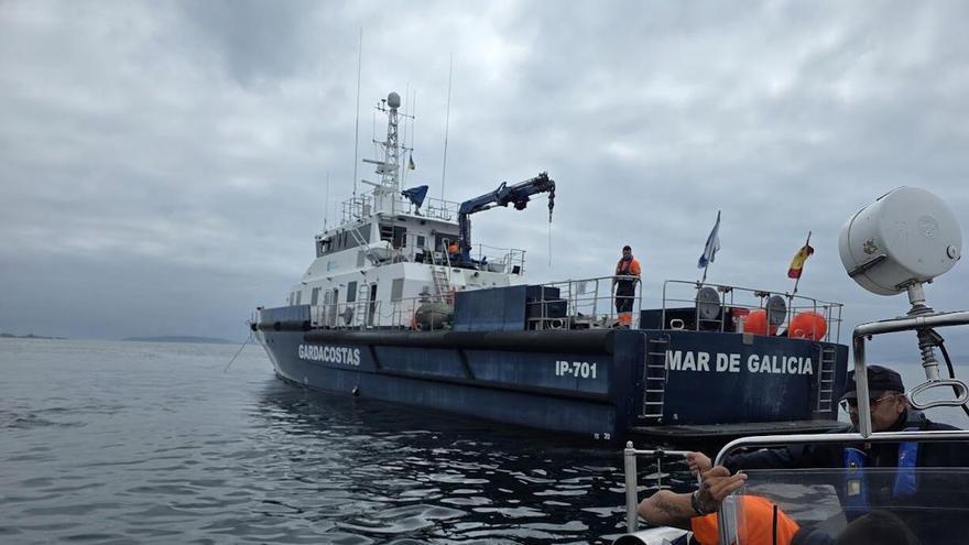 No hay tregua para las orcas: remolcan hasta Celeiro un velero zarandeado por tres ejemplares cerca de Viveiro