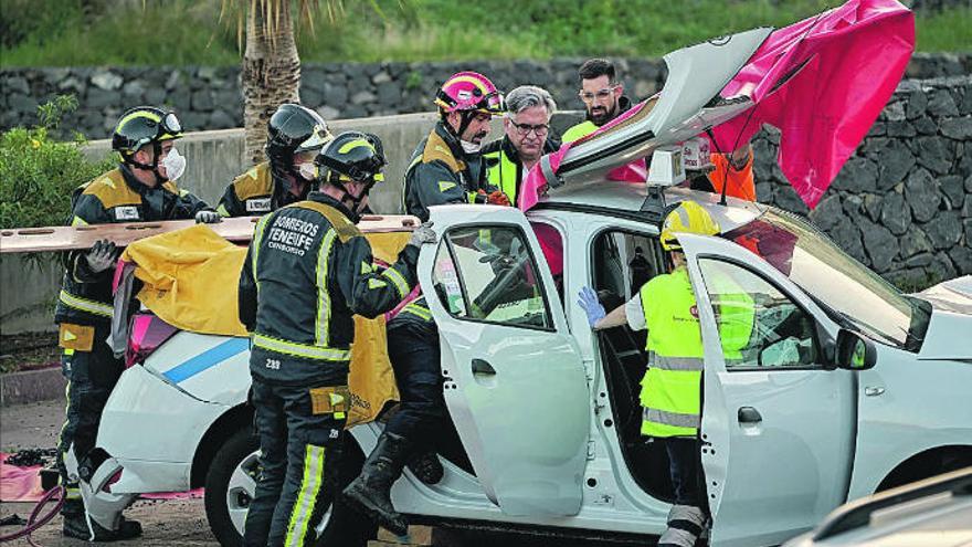 Actuación de los bomberos en un accidente de tráfico.