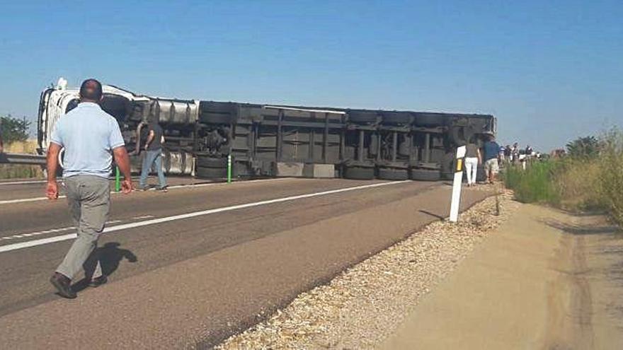 El vuelco de un camión provoca el corte de la N-122 en su conexión con la autovía