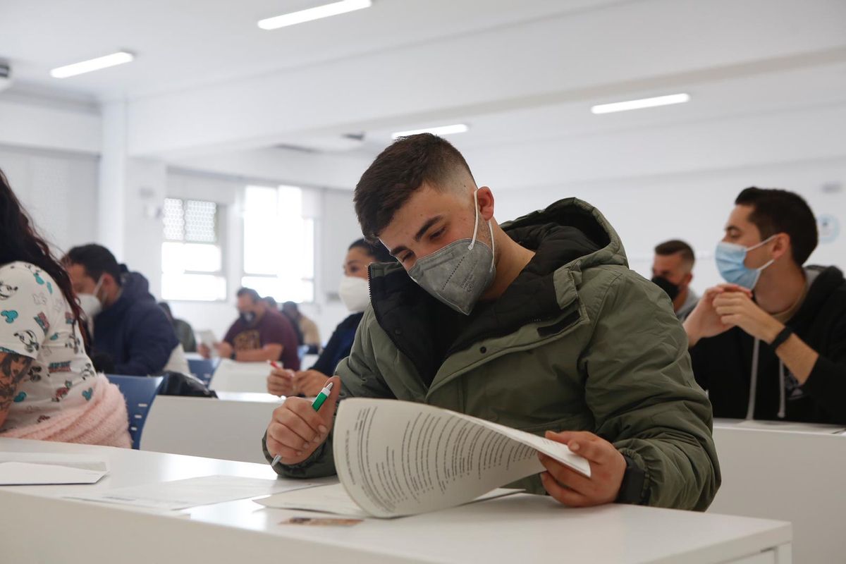 Un alumno consulta el examen.