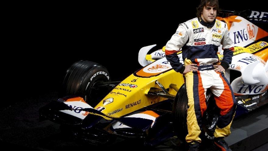 Fernando Alonso posa junto al R28 durante la presentación ayer de Renault en París