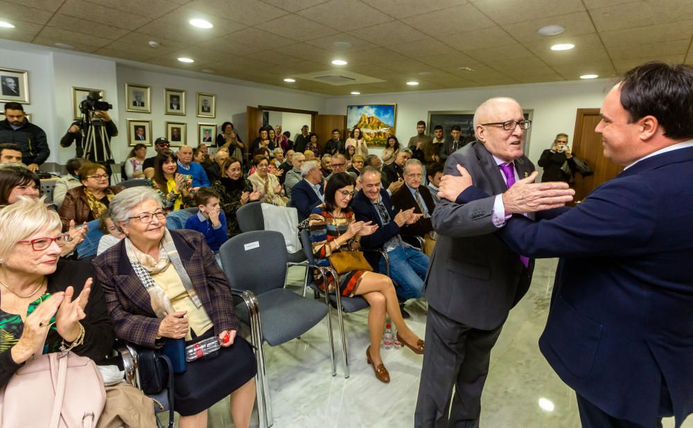 Entrega del Escudo al primer policía Finestrat