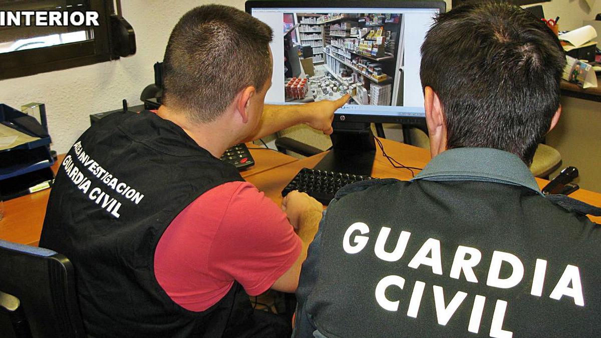 Dos agentes de la Guardia Civil durante el operativo de identificación. | GC