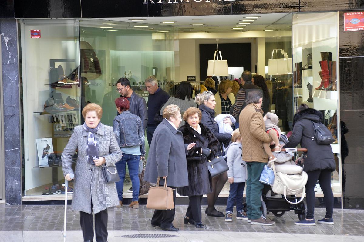 Un comercio de Elche, en plenas fechas navideñas donde son habituales las compras, en imagen de archivo