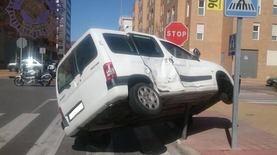 Una furgoneta vuelca en la calzada tras colisionar con otro vehículo en Castellón