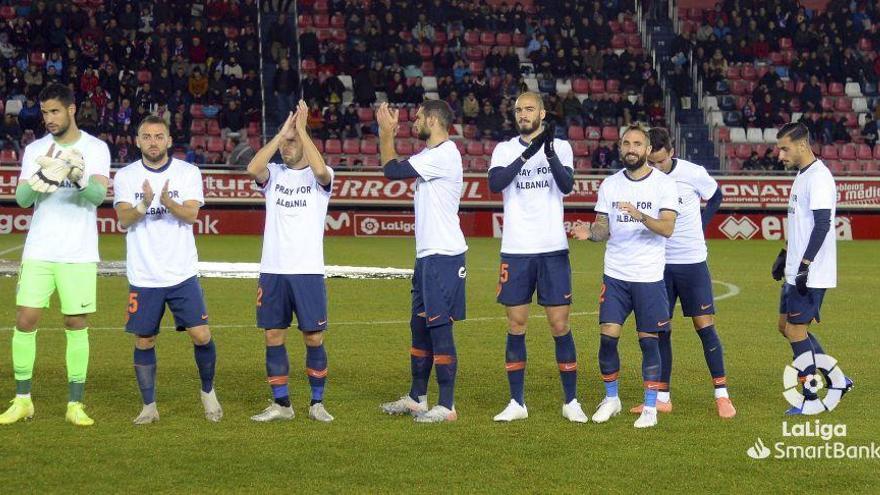 Imagen de los jugadores del Málaga al inicio del choque en Soria