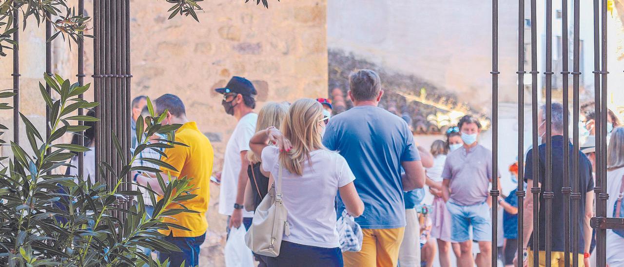 Turistas paseando por la ciudad monumental de Cáceres el pasado mes de agosto.