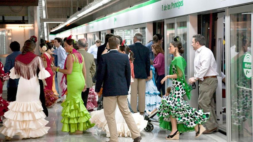 Usuarios de Metro durante la Feria de Abril.