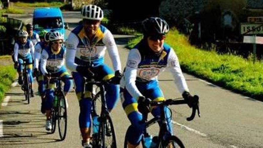 Alguns dels cicilistes participants, pedalant pel tram francès de l&#039;etapa.