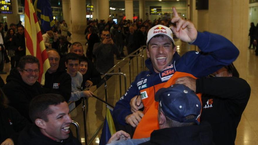 Aficionados han recibido a Coma en el aeropuerto de Barcelona.