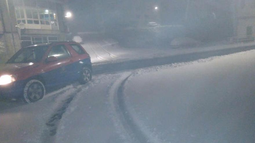 Una carretera de Lugo afectada por la nevada.