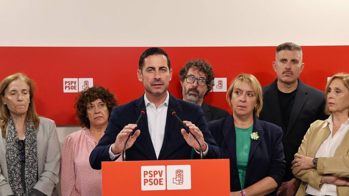 Carlos Fernández Bielsa, con sus diputados, en la sede del PSPV