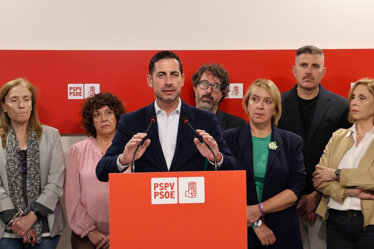 Carlos Fernández Bielsa, con sus diputados, en la sede del PSPV