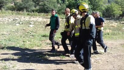 Tasques d'extinció de l'incendi de Lles