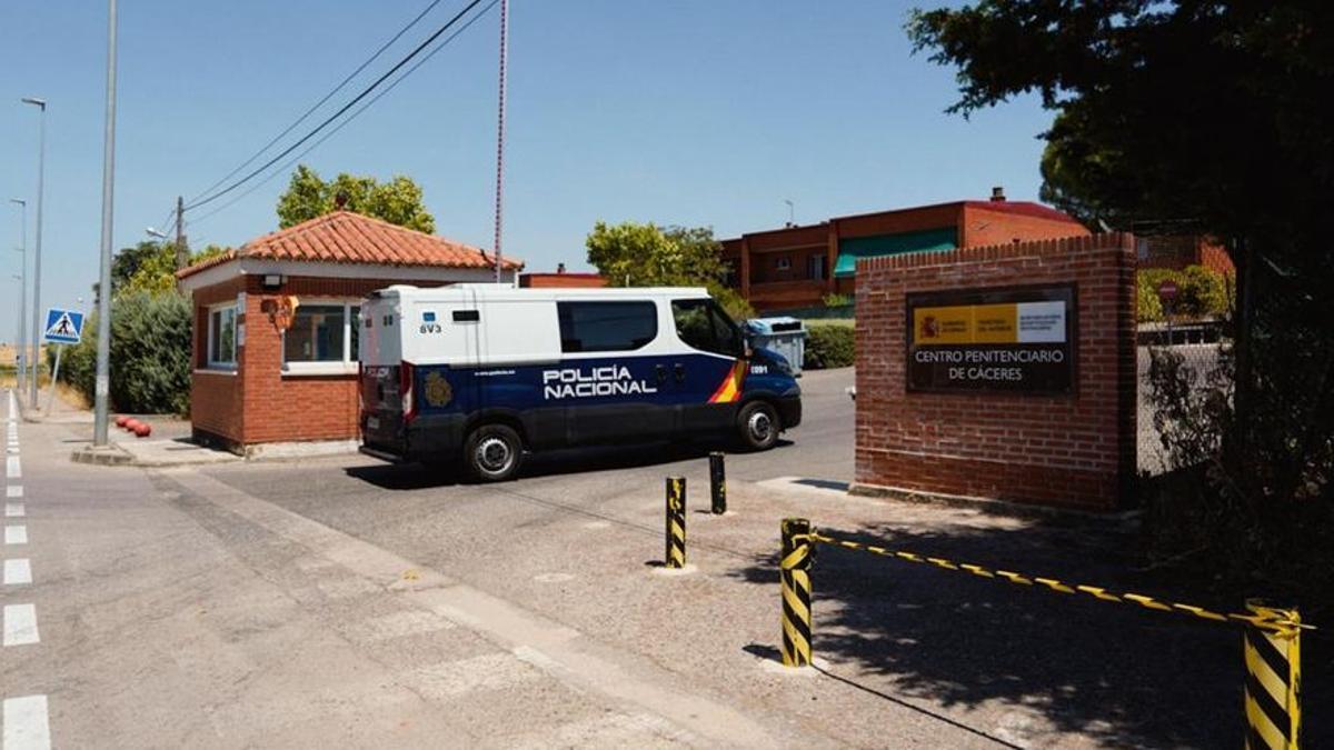 Un furgón policial accede a la cárcel de Cáceres en una imagen de archivo.