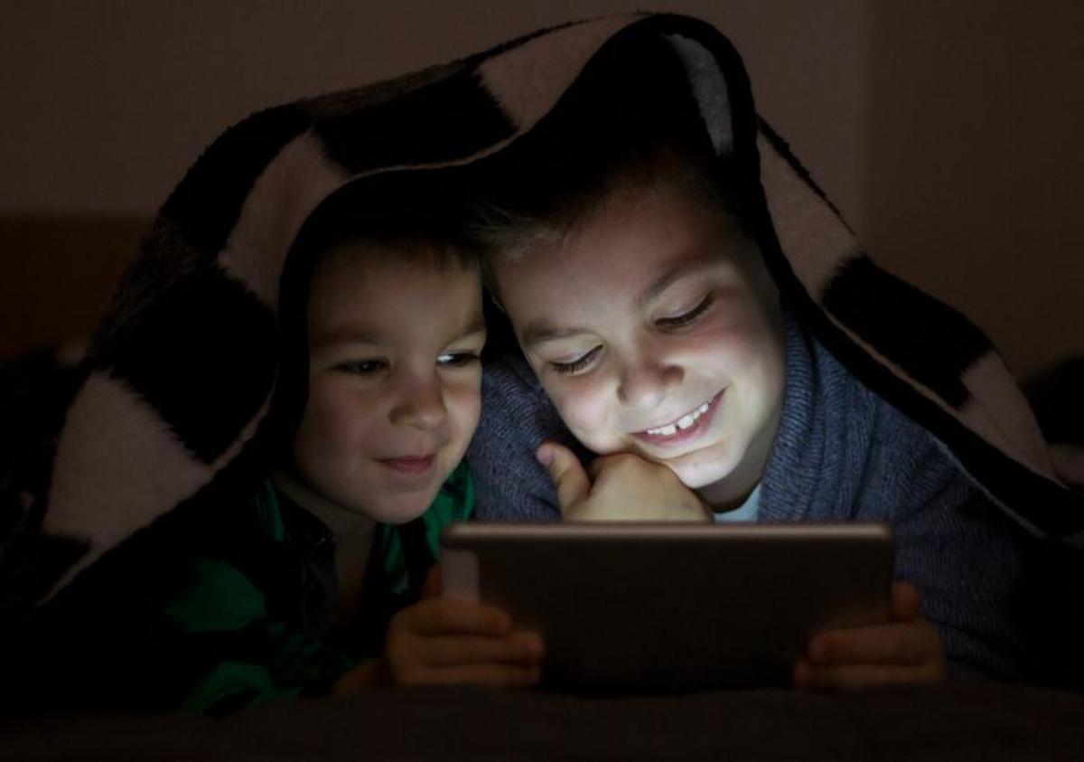 Què miren els nens a la tauleta digital?