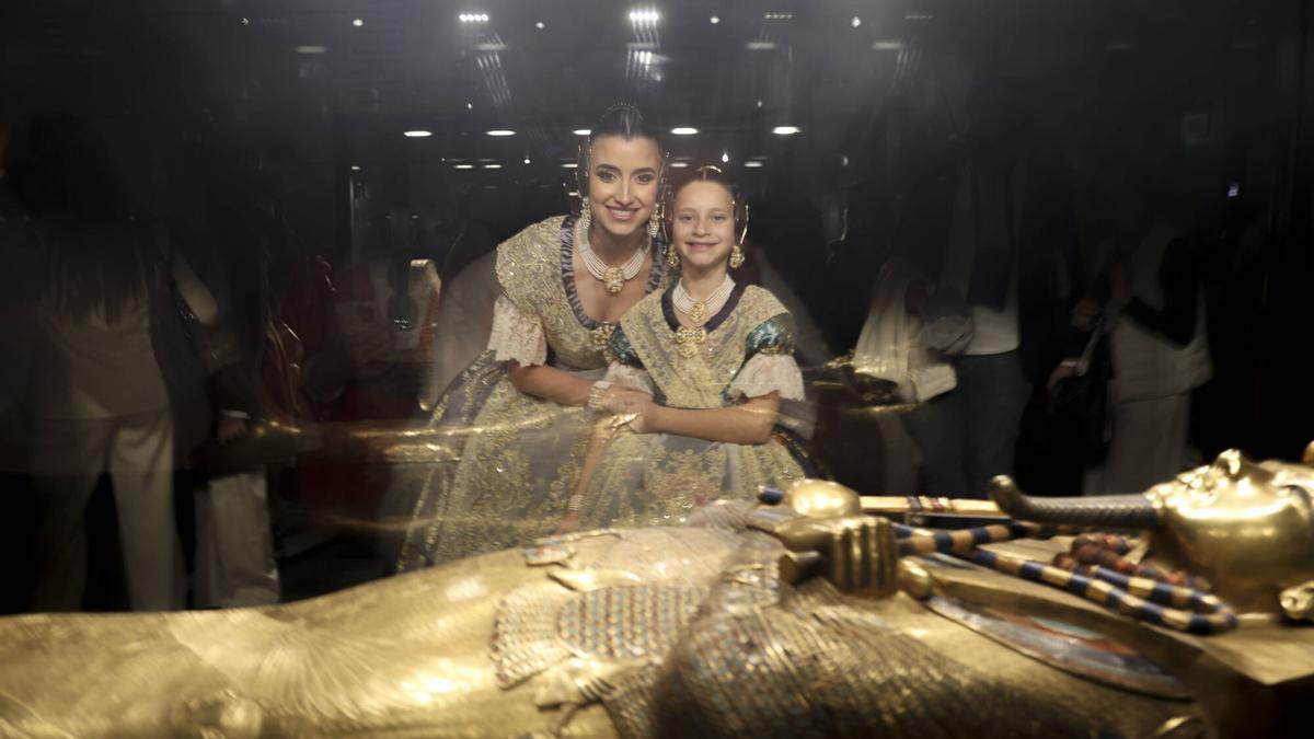 Carmen Prades y Marta Mercader ante el sarcófago de Tutankamón en el Museo Egipcio