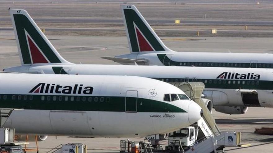 Cuatro ofertas pujan por rescatar Alitalia