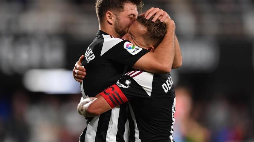 Franchu y De Blasis celebran la victoria ante el Lugo. | PRENSA FC CARTAGENA