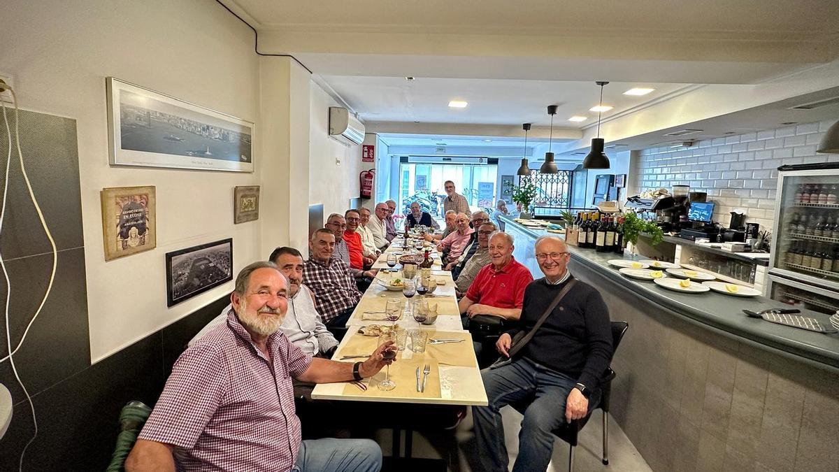 Antiguos alumnos de Salesianos de El Campello, este martes en el restaurante El Ilicitano de Elche