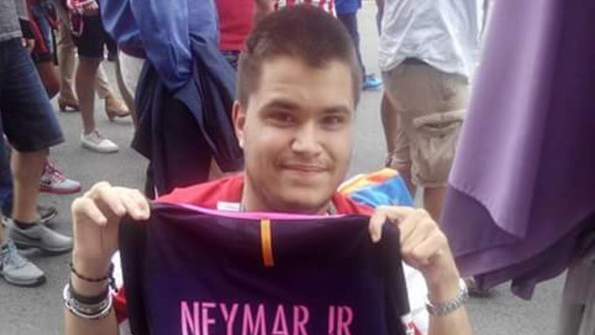 Sergio González, con la camiseta regalada por Neymar.