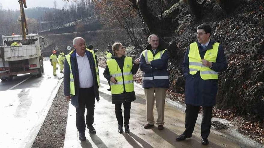 Ethel Vázquez, ayer, recorre la nueva senda peatonal entre Pazos y Amoedo junto al alcalde, Andrés Iglesias (izq.), y el delegado territorial de la Xunta en Vigo, Ignacio López-Chaves (dcha). // Ricardo Grobas