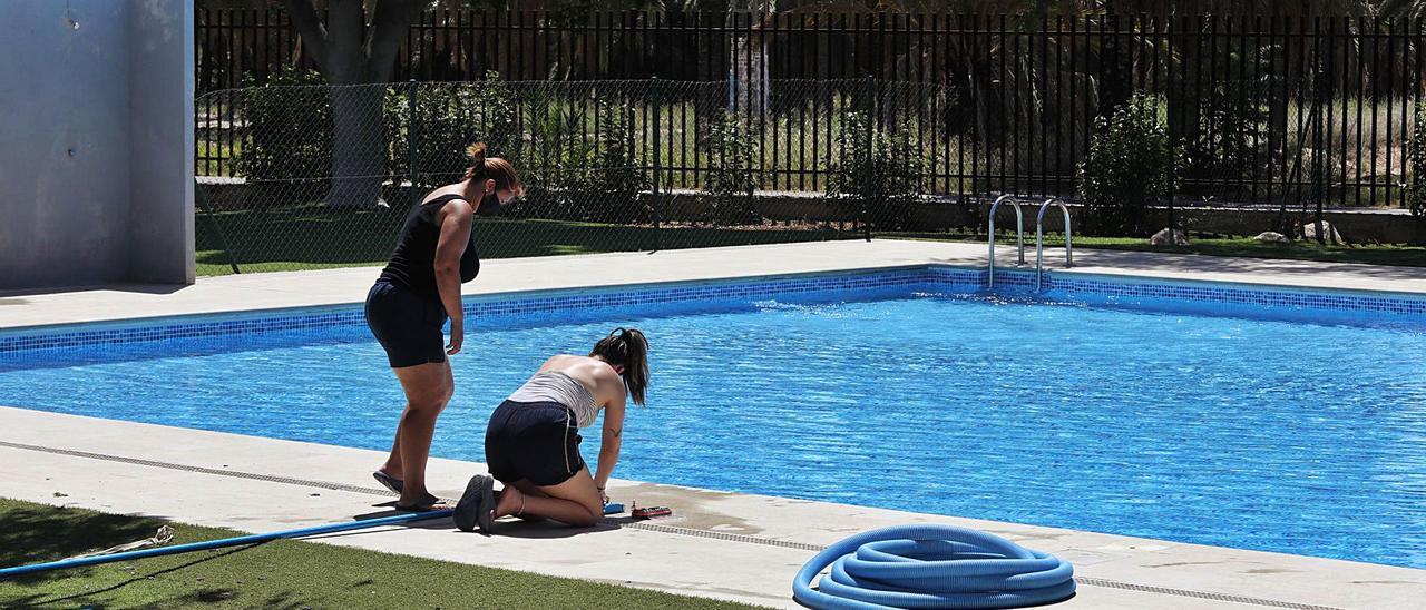 Revisión, ayer, del sistema de depuración de la piscina de Los Palmerales, una de las que abrirá hoy.   | ANTONIO AMORÓS