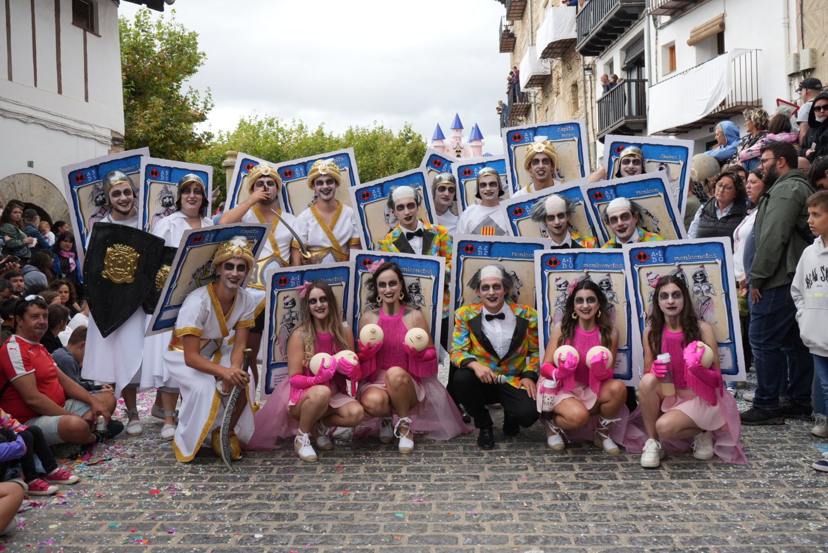 Batalla de confeti y desfile de carrozas en el Anunci de Morella