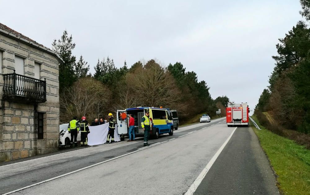 Muere un conductor al chocar contra una casa en O Irixo