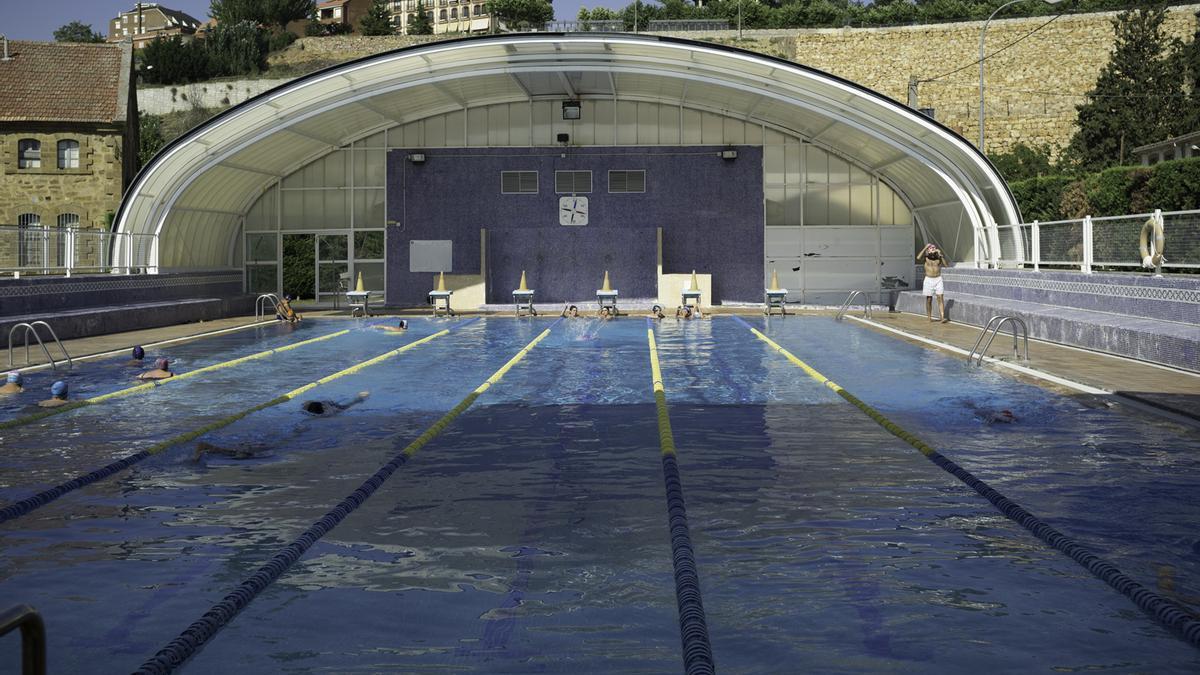 Un grupo de nadadores en la piscina climatizada, con la cúpula abierta, durante el vernao.