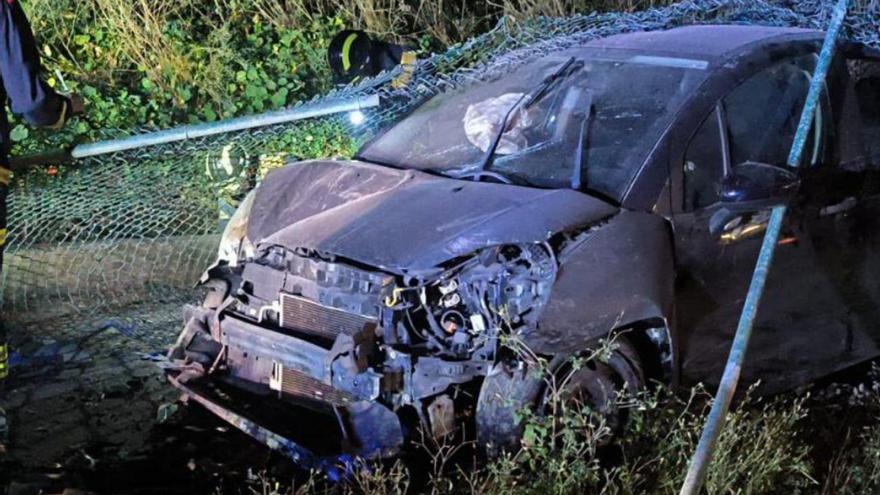 Circula ebrio y destroza 15 metros del vallado del aeropuerto de Los Rodeos