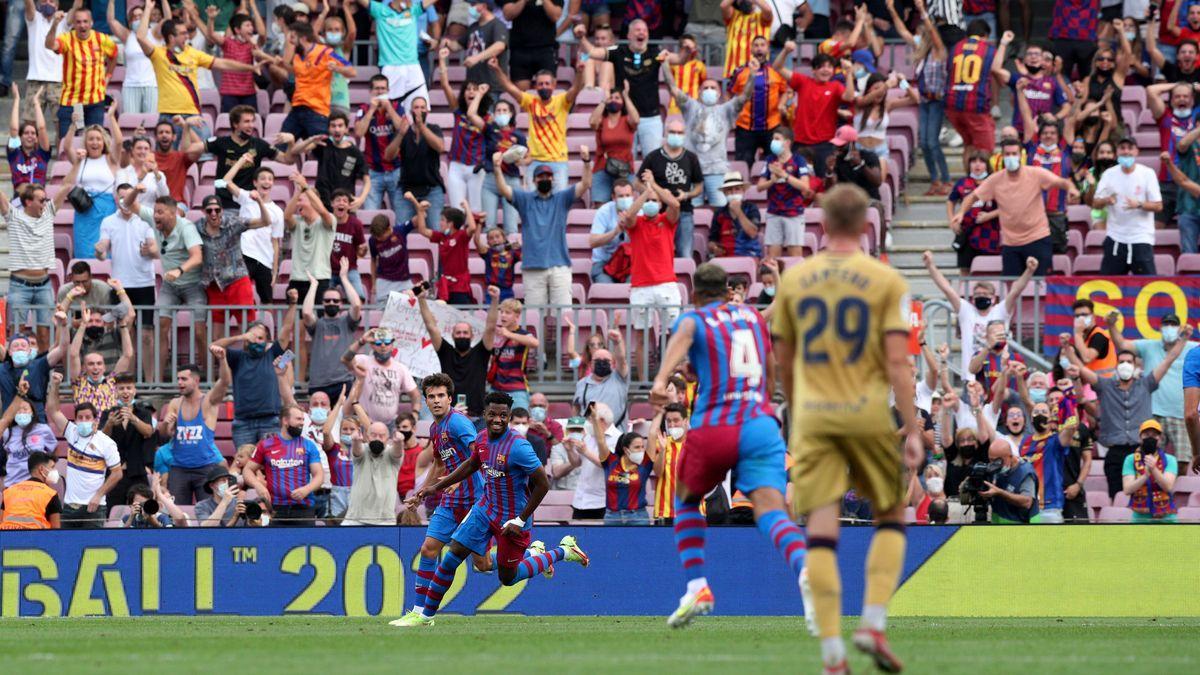 Una imagen de aficionados del FC Barcelona celebrando un gol de Ansu Fati. / REUTERS