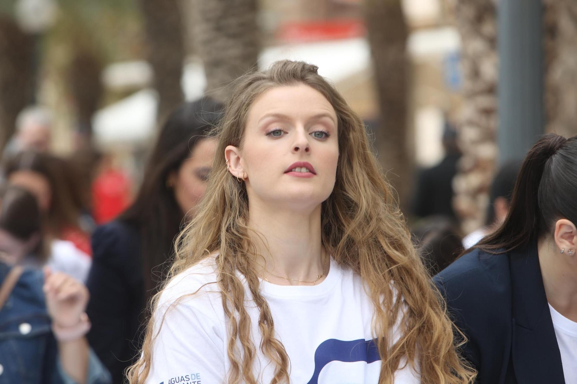 Cata de agua a ciegas de las candidatas a Bellea del Foc en la Explanada de Alicante