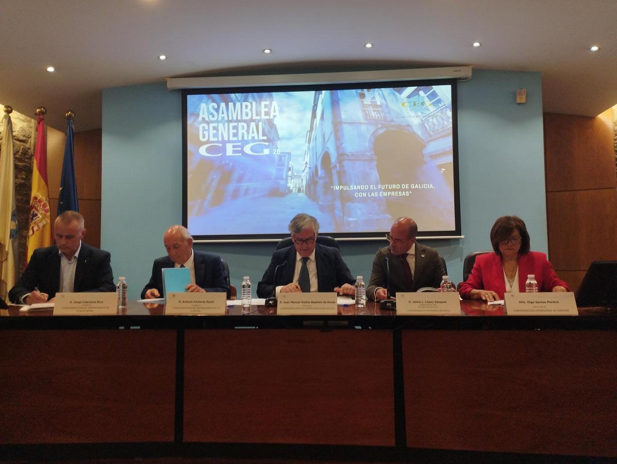 Vieites, en el centro, durante la asamblea celebrada en la sede de la CEG