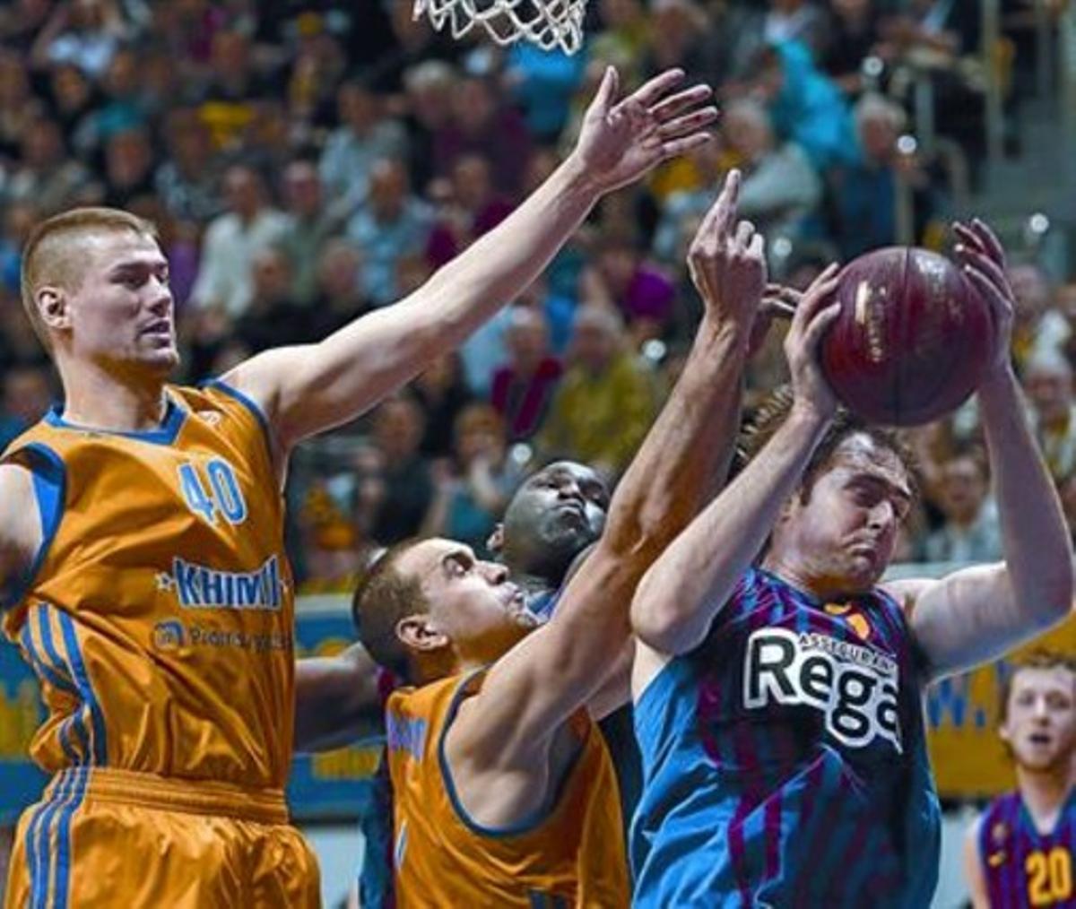 Lorbek captura un rebot junto al blaugrana Jawai i els jugadors del Khimki Davis i Zhukanenko, ahir.