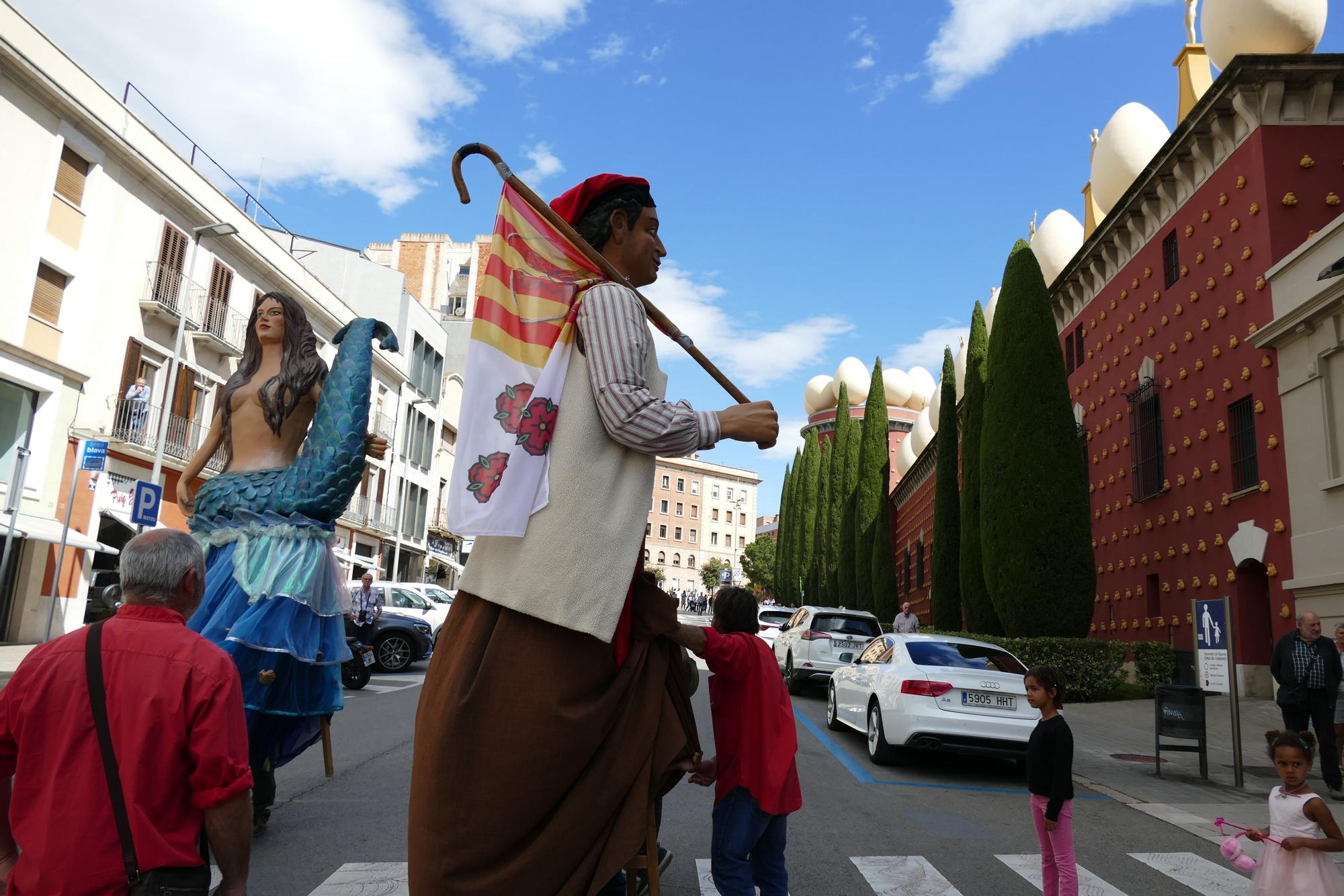 Vuit colles gegants passegen pel centre de Figueres
