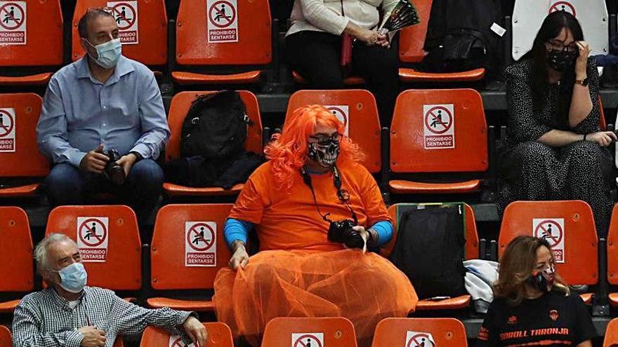 Aficionados taronja en las gradas en un partido del Valencia BC femenino