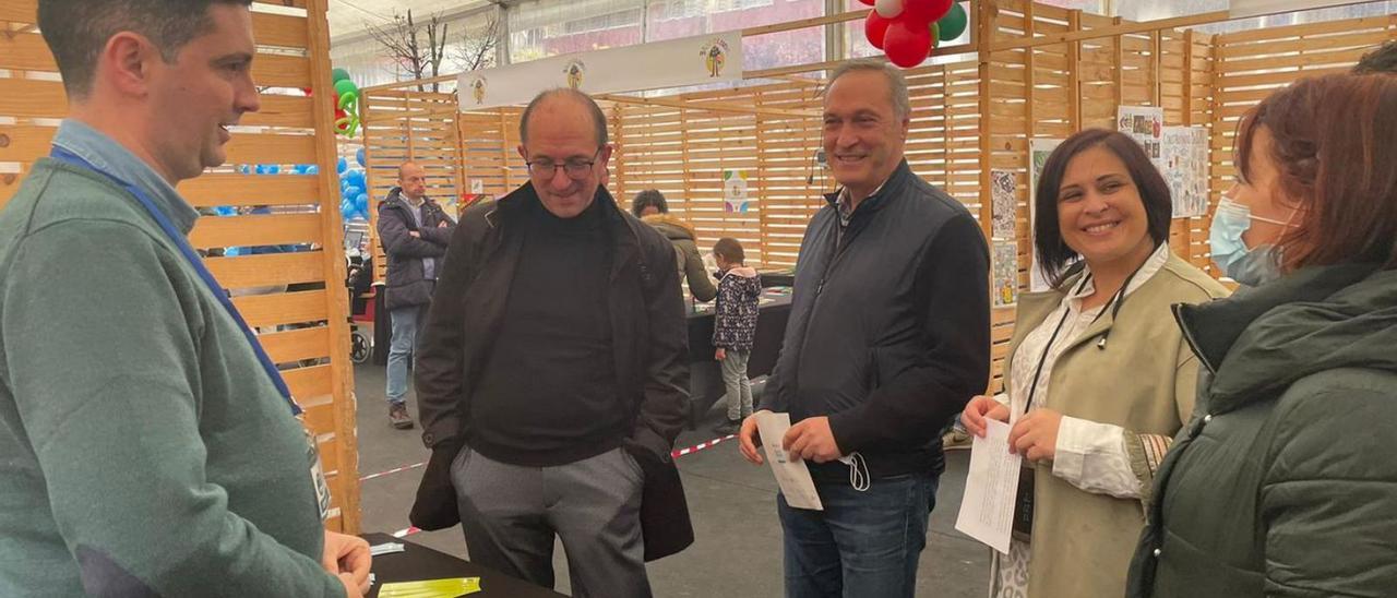 El secretario xeral de Cultura, Anxo Lorenzo, con el alcalde Agustín Reguera, ayer, en Soutomaior.  |  // C.S.