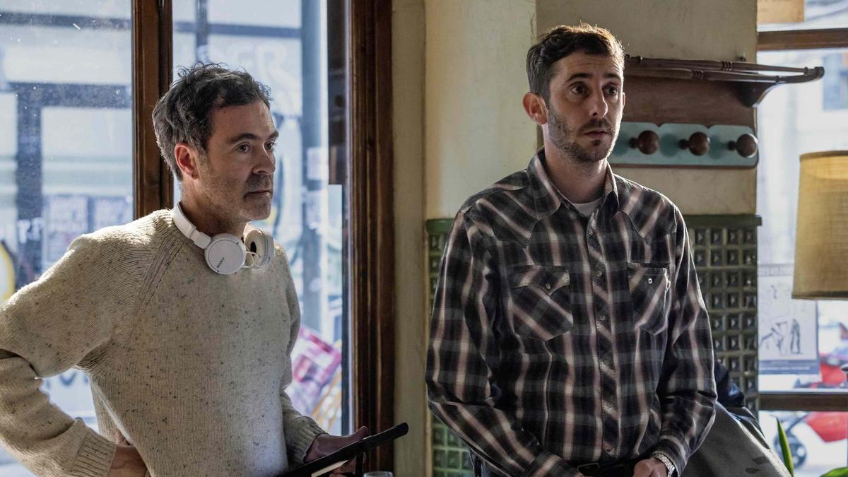 Pol Rodríguez y Enric Auquer en el rodaje del sexto episodio de 'Ravalear'